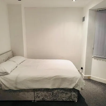 Cozy 2 Bedroom House In With 2 Private Car Parking And Garden *