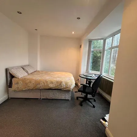 Cozy 2 Bedroom House In With 2 Private Car Parking And Garden * Bradford (West Yorkshire)