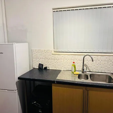 Cozy 2 Bedroom House In With 2 Private Car Parking And Garden