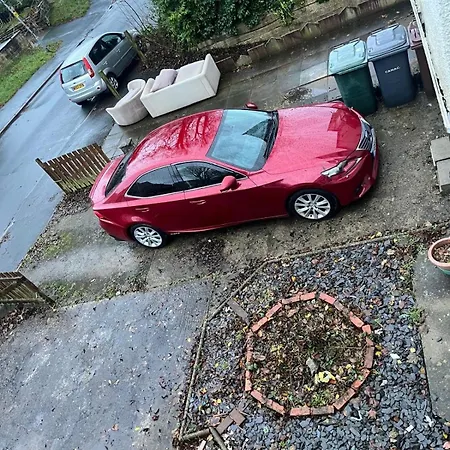 Cozy 2 Bedroom House In Bradford With 2 Private Car Parking And Garden *