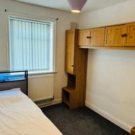 Cozy 2 Bedroom House In Bradford With 2 Private Car Parking And Garden Holiday home