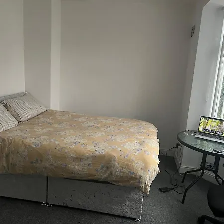 Vakantiehuis Cozy 2 Bedroom House In With 2 Private Car Parking And Garden