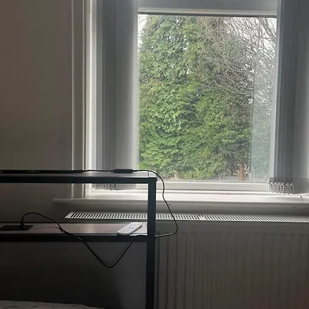 Cozy 2 Bedroom House In With 2 Private Car Parking And Garden Vakantiehuis *