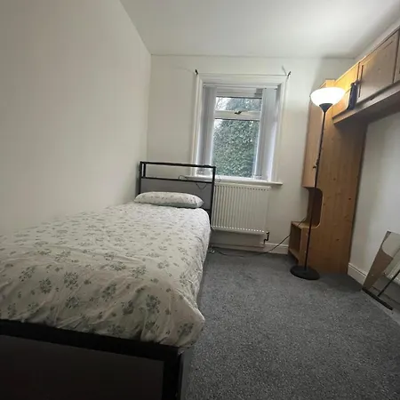 Holiday home Cozy 2 Bedroom House In With 2 Private Car Parking And Garden *