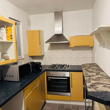 Cozy 2 Bedroom House In With 2 Private Car Parking And Garden *