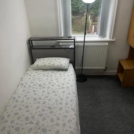 Cozy 2 Bedroom House In With 2 Private Car Parking And Garden Vakantiehuis