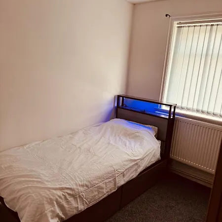 Vakantiehuis Cozy 2 Bedroom House In With 2 Private Car Parking And Garden *