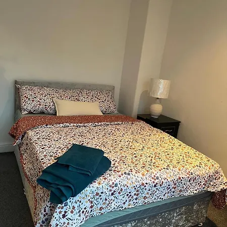 Cozy 2 Bedroom House In With 2 Private Car Parking And Garden Vakantiehuis Bradford (West Yorkshire)