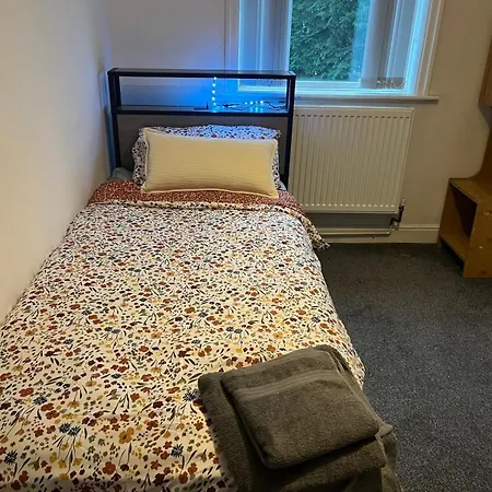 Сasa de vacaciones Cozy 2 Bedroom House In With 2 Private Car Parking And Garden