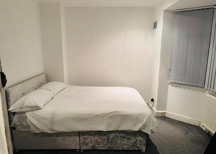 Cozy 2 Bedroom House In With 2 Private Car Parking And Garden *