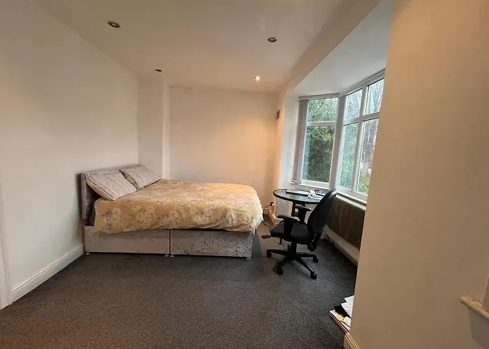 Cozy 2 Bedroom House In With 2 Private Car Parking And Garden * Bradford (West Yorkshire)