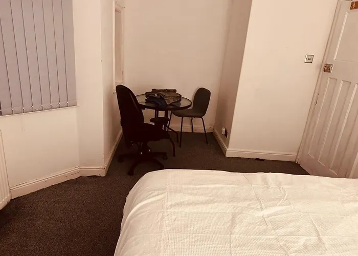 Cozy 2 Bedroom House In With 2 Private Car Parking And Garden Bradford (West Yorkshire)