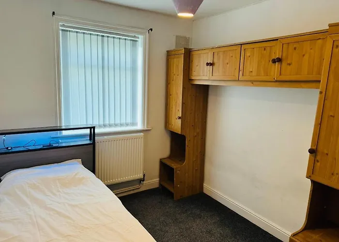 Cozy 2 Bedroom House In With 2 Private Car Parking And Garden Ferienhaus