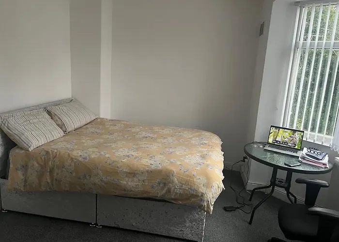 Ferienhaus Cozy 2 Bedroom House In With 2 Private Car Parking And Garden