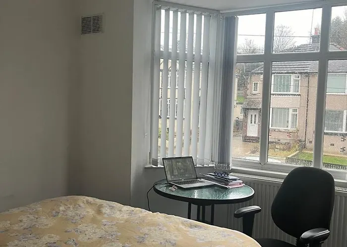 Holiday home Cozy 2 Bedroom House In With 2 Private Car Parking And Garden Bradford (West Yorkshire)