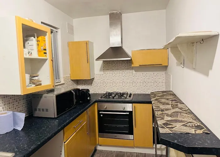 Cozy 2 Bedroom House In With 2 Private Car Parking And Garden *