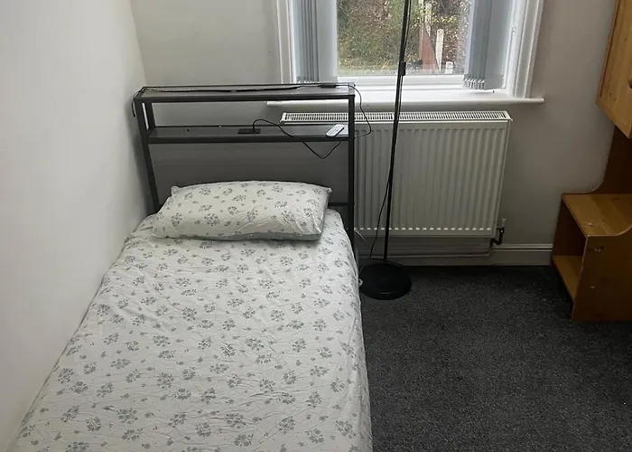 Cozy 2 Bedroom House In With 2 Private Car Parking And Garden Сasa de vacaciones