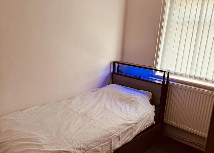 Сasa de vacaciones Cozy 2 Bedroom House In With 2 Private Car Parking And Garden *