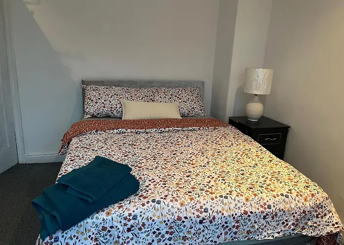 Сasa de vacaciones Cozy 2 Bedroom House In With 2 Private Car Parking And Garden *