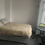 Casa vacanze Cozy 2 Bedroom House In With 2 Private Car Parking And Garden