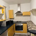Cozy 2 Bedroom House In With 2 Private Car Parking And Garden *