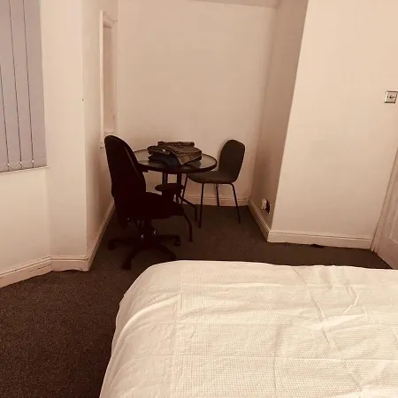 Cozy 2 Bedroom House In With 2 Private Car Parking And Garden Bradford (West Yorkshire)
