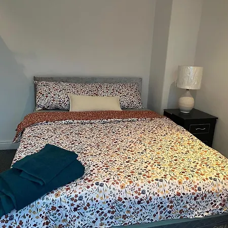 Prázdninový dům Cozy 2 Bedroom House In With 2 Private Car Parking And Garden *