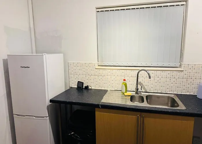 Cozy 2 Bedroom House In With 2 Private Car Parking And Garden