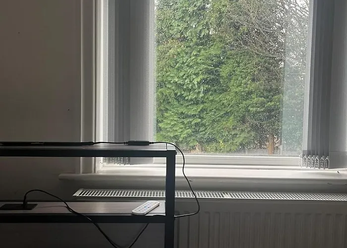 Cozy 2 Bedroom House In With 2 Private Car Parking And Garden Prázdninový dům *