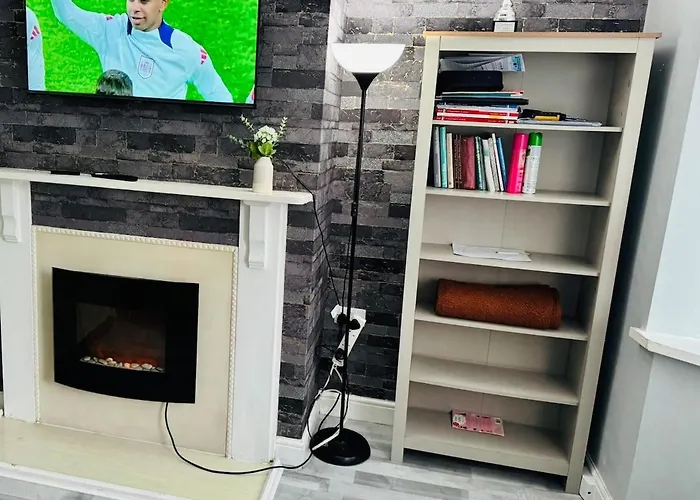 Cozy 2 Bedroom House In With 2 Private Car Parking And Garden Prázdninový dům Bradford (West Yorkshire)