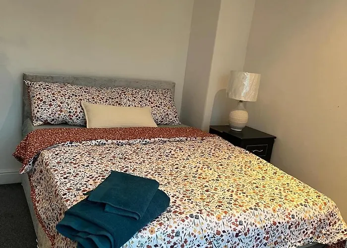 Cozy 2 Bedroom House In With 2 Private Car Parking And Garden Prázdninový dům Bradford (West Yorkshire)